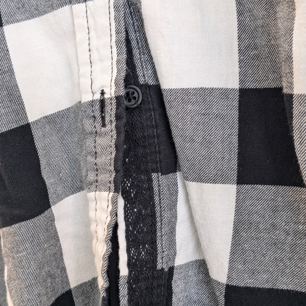 Beachlunchlounge Ruffle Back Flannel - Picture 6 of 6